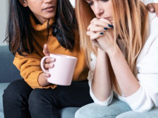 一方的な非難がつらい（写真:iStock）