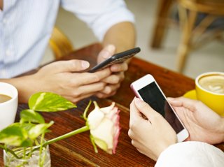 未婚アピと連絡先交換はマスト（写真:iStock）