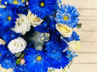 青色の花が流行中！「#卒業式サプライズ」を彩る花束の話