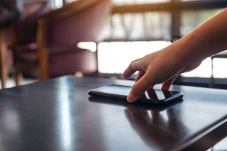 スマホ通知でバレちゃうかも？（写真:iStock）