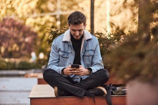 ずーっとスマホを見ているだけなんだが？（写真:iStock）