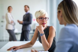 自慢話で必死のマウント（写真:iStock）