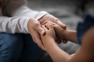 両手を握って（写真:iStock）