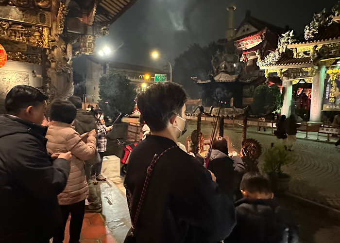寺院で祈る台湾人たち（写真:うーか／無断転載禁止）