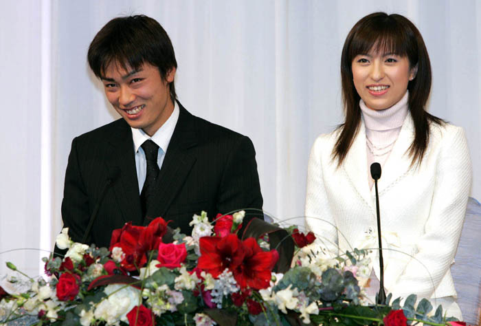 和田毅×仲根かすみ夫婦の結婚発表会見（2006年）／（C）日刊ゲンダイ