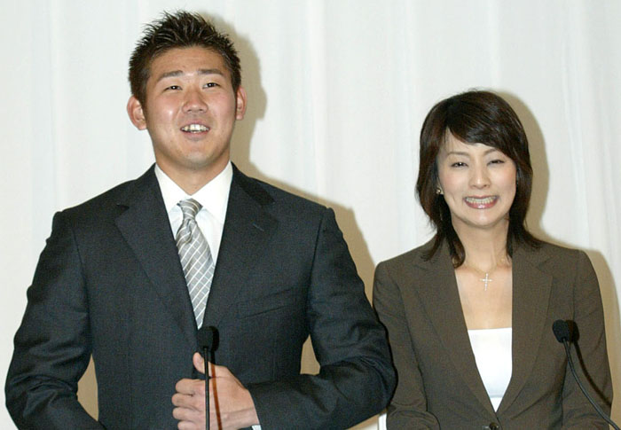 松坂大輔×柴田倫世さんの結婚発表会見（2005年）／（C）日刊ゲンダイ