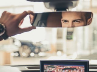 運転手がこちらを見ている（写真:iStock）