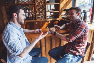 一緒に飲みに行く仲に（写真:iStock）