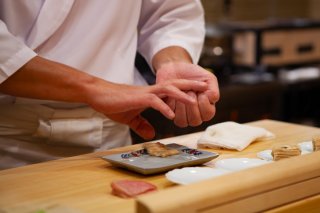 贔屓の鮨屋で幸せなひととき（写真:iStock）