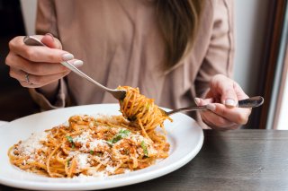 現状報告が中心の会話（写真:iStock）