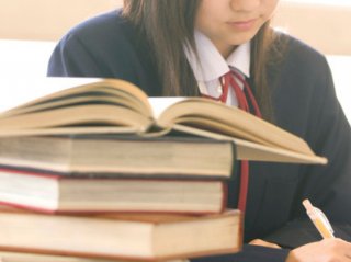 本を読んでいたあのコが…（写真:iStock）