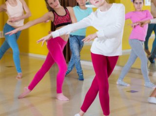 ダンスを踊る娘の動画が（写真:iStock）