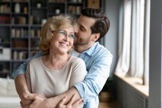 親にべったり（写真:iStock）