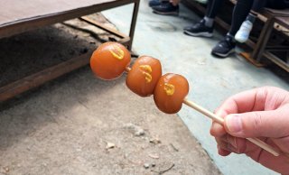 山寺名物の「力こんにゃく」（1本100円・税込み）も参拝の後にね（C）コクハク