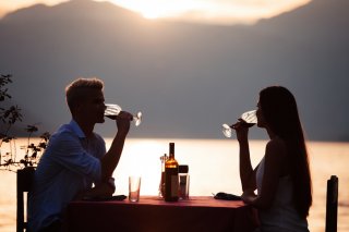 アウトドアでのギャラ飲みもある（写真:iStock）