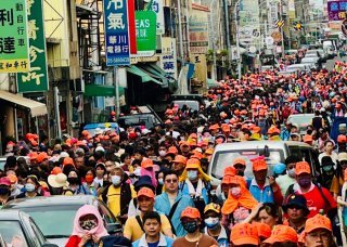 道教の女神、媽祖のお祭りに集まった人々（写真・うーか／無断転載禁止）