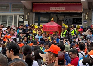 神輿に群がる人たち（写真・うーか／無断転載禁止）