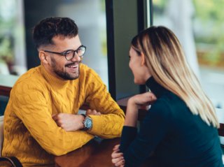 会話の盛り上がりは情報取集次第（写真:iStock）