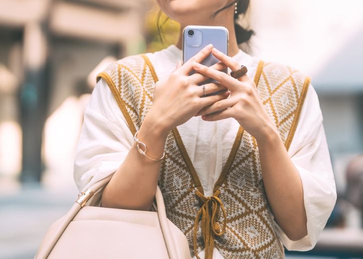 婚活アプリにもチャレンジ（写真:iStock）