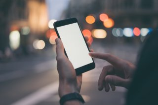 帰りのタクシーもスマホアプリで（写真:iStock）