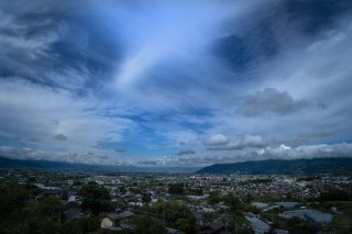 盆地を見下ろす丘で