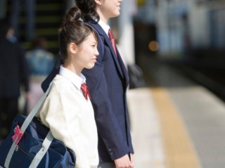 中学の時の同級生と（写真:iStock）