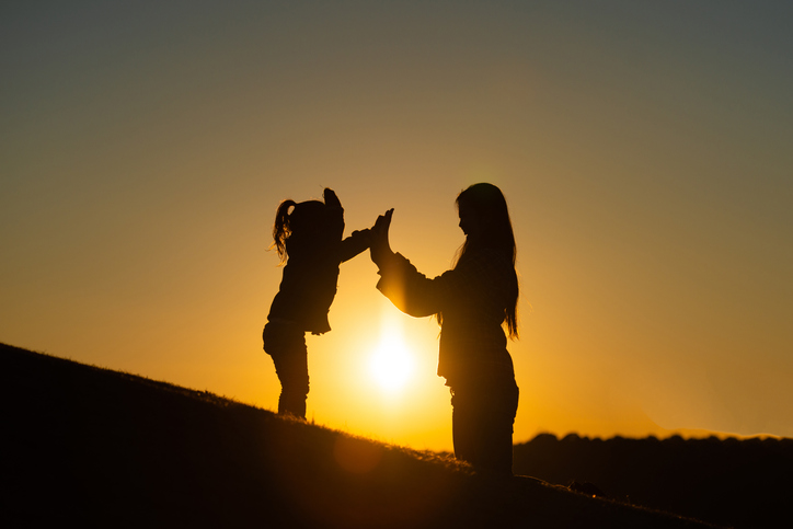 娘とふたりで生きていく（写真:iStock）