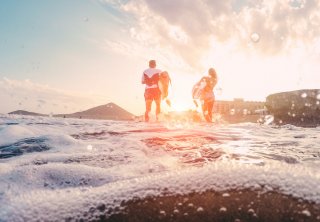 元彼と海で…（写真:iStock）