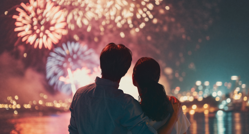 花火大会で奇跡的な出会い（写真:iStock）