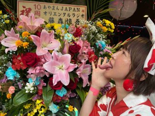 会場入口近くに飾られた藤森慎吾さんからのお花にペロペロ（C）コクハク