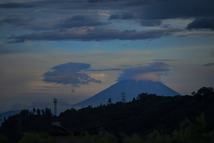 すっきりしない空の下傘をかぶった富士山（写真:koji Takano／無断転載禁止）