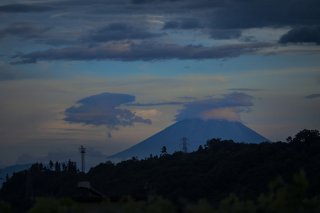 すっきりしない空の下傘をかぶった富士山（写真:koji Takano／無断転載禁止）