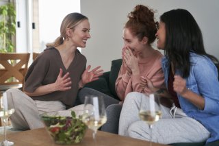 恋バナって楽しいよね（写真:iStock）