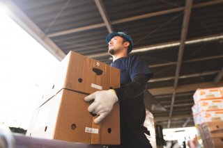 一人で黙々と（写真:iStock）