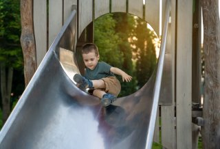 楽しいはずの滑り台が（写真:iStock）