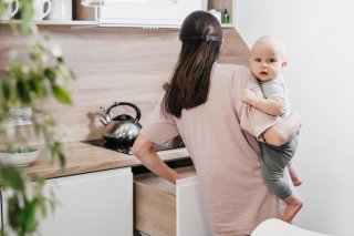 女性は家事育児を優先すべき？（写真:iStock）