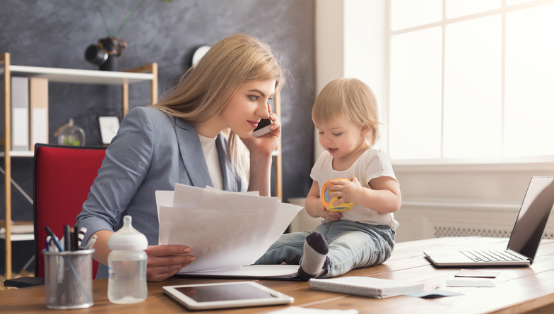 仕事と子育ての二刀流なんてすごい！（写真:iStock）