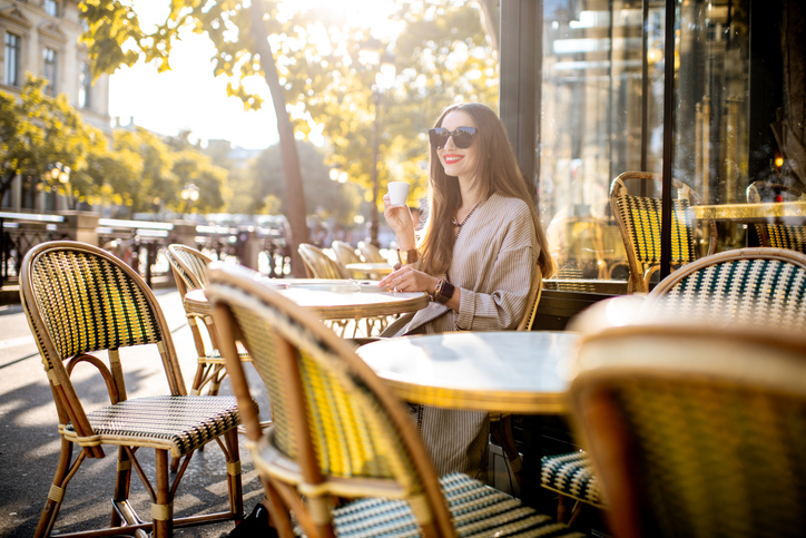 40代のカフェ巡りはアウト（写真:iStock）