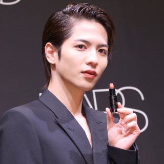 平野紫耀、志尊淳が口紅のアンバサダーに…美容業界の広告塔が男性タレントにシフトするワケ