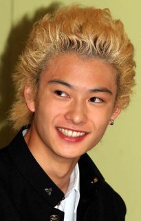 【写真特集】若っ！金髪姿の岡田将生。浴衣、くるんくるんパーマヘアも…