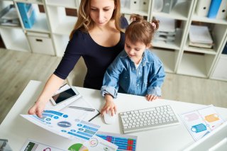 「働くお母さんってカッコいい！」って思ってくれればいいな（写真:iStock）