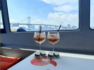 東京のごちゃごちゃに疲れる…貸切コンパクトボートで“泡飲み”東京湾クルージングが当たりだった