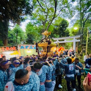 秋はお祭りの季節。お神輿は、商店街のおじさまたちが1年で一番輝く日！きら〜ん♪（写真:フィッシュバーン真也子）