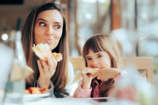 たまには外食でいいじゃない（写真:iStock）