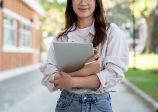 コツコツと地味に努力していた彼女（写真:iStock）