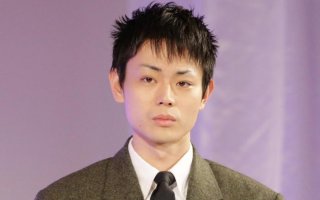 菅田将暉『眉毛 なぜ』の話題で持ち切り。菅田3兄弟から目が離せない！