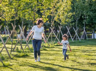 子供と全力で遊ぼう（写真:iStock）