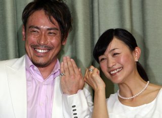 【写真特集】上村愛子×皆川賢太郎 結婚発表会見は“白のペアルック”、満面の笑みでカメラ目線も