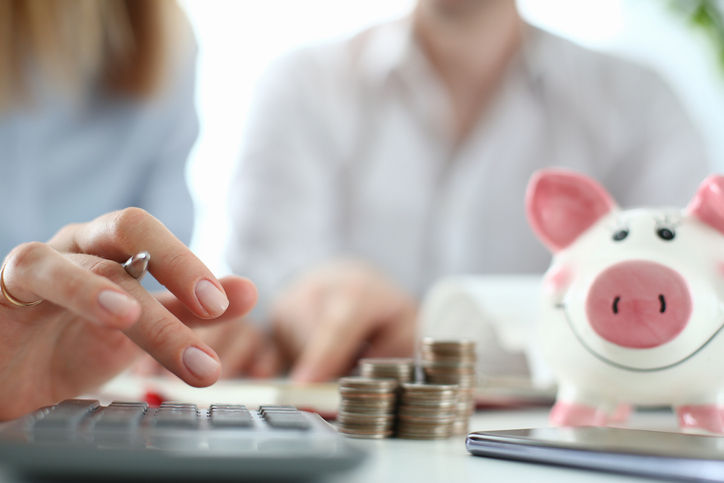 貯金を選ぶ（写真:iStock）