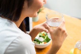 食事はよく嚙んで（写真:iStock）